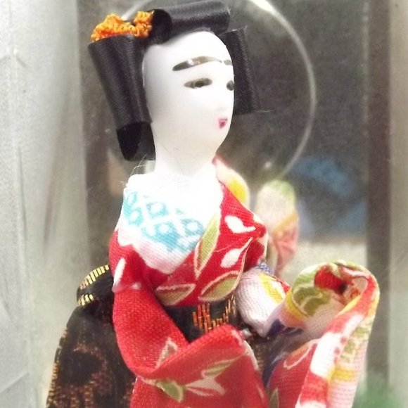 Antique Japanese Gofun Doll Glass Diorama - Picture 2 of 10